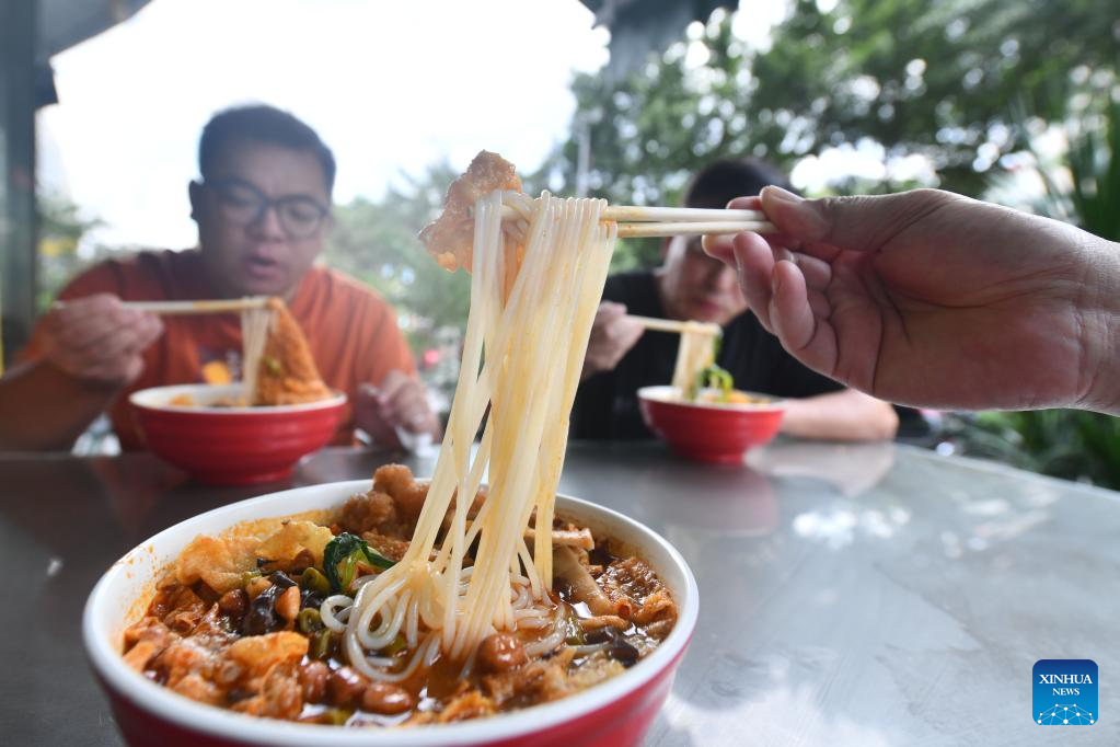 Pengunjung menikmati Luosifen di sebuah restoran di Nanning, Wilayah Guangxi, pada 14 September 2025. (Xinhua/Huang Xiaobang)