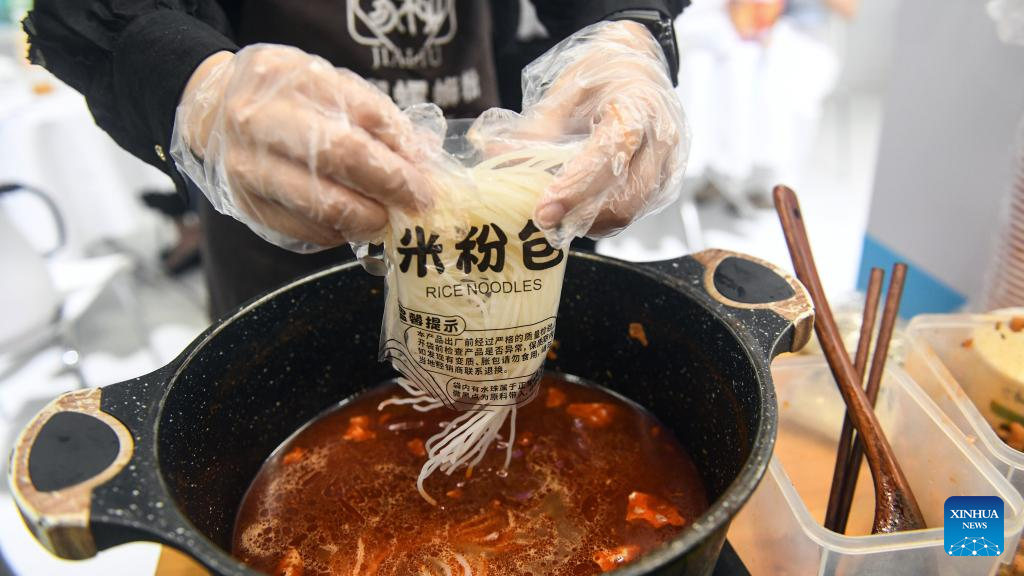 Seorang petugas menyediakan Luosifen di sebuah reruai di CAEXPO ke-22 pada 17 September 2025. (Xinhua/Zhang Ailin)