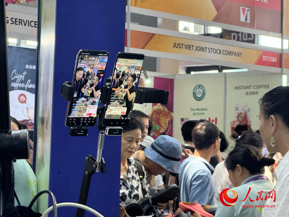 Seorang jurujual menjual produk vietnam menerusi penstriman langsung di 