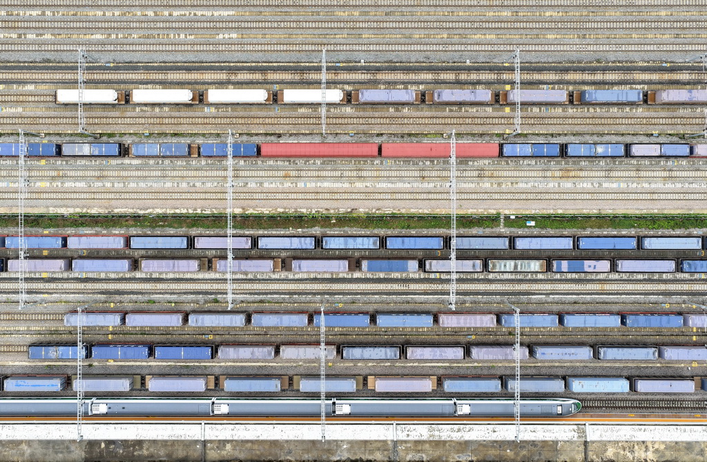 Pada 21 September, sebuah tren kargo Landasan Kereta Api China–Laos melalui Stesen Mohan. (Foto dron)