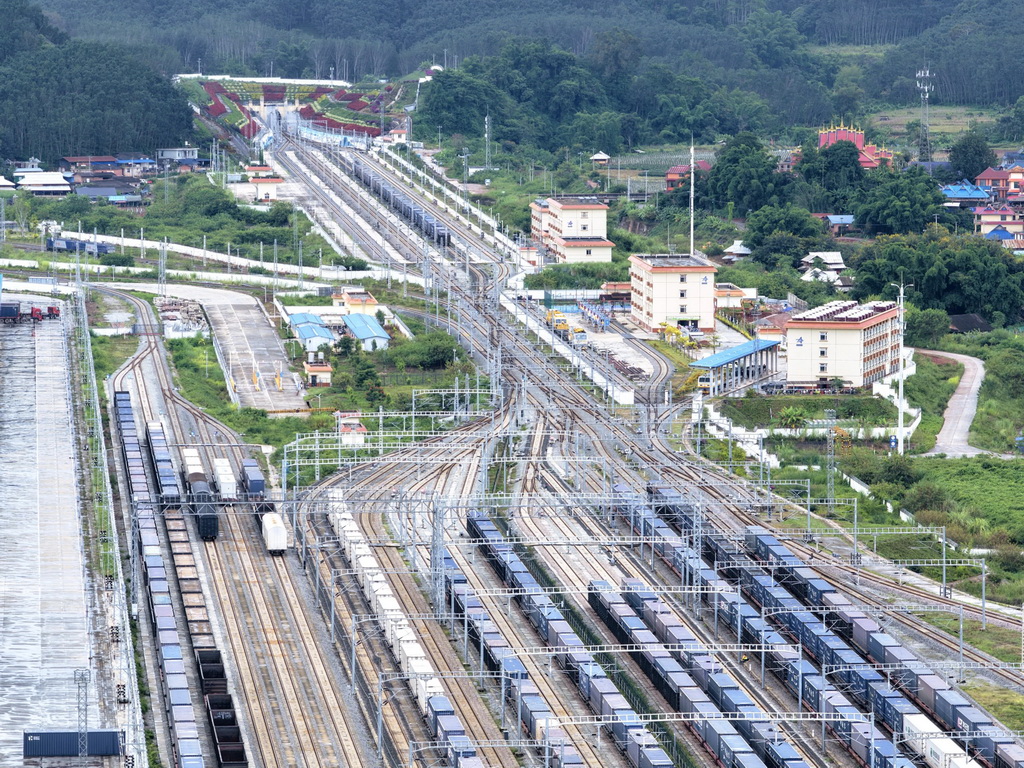 Landasan Kereta Api China–Laos Catat Lebih 60,000 Tren Kargo