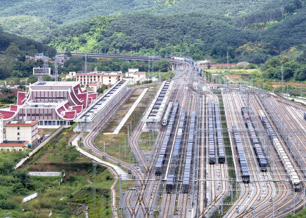 Landasan Kereta Api China–Laos Catat Lebih 60,000 Tren Kargo