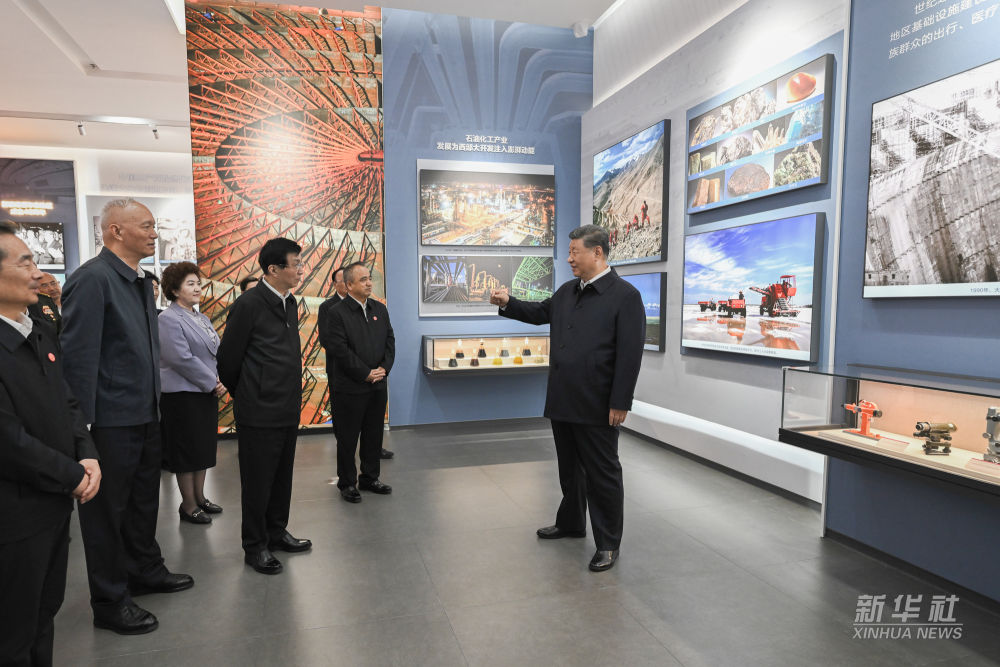 Xi Lawat Pameran Bertema Ulang Tahun Ke-70 Penubuhan Wilayah Autonomi Uygur Xinjiang