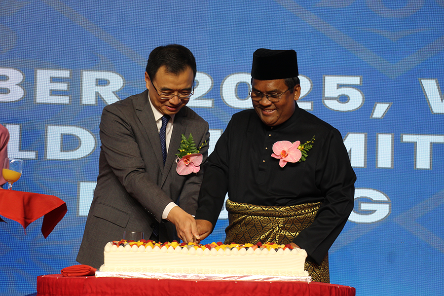 Duta Besar Malaysia ke China, Datuk Norman Muhamad dan Naib Menteri Luar China, Liu Bin memotong kek sebagai tanda perasmian majlis. (foto ihsan Kedutaan Malaysia di Beijing)