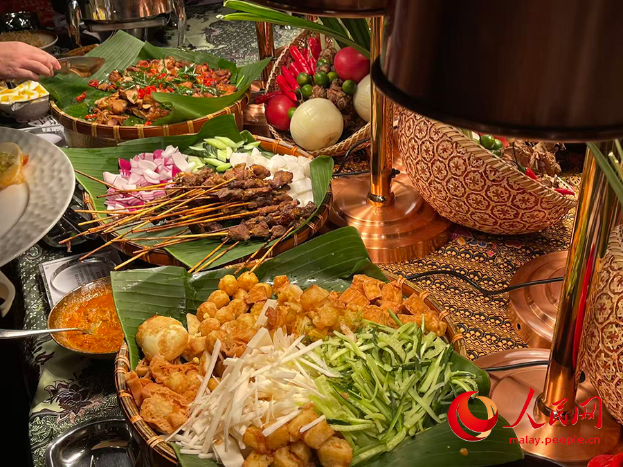 Antara makanan tradisional yang disajikan pada majlis tersebut. (People's Daily Online/Wang JIng)