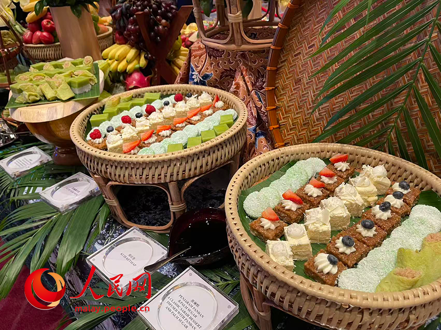 Antara makanan tradisional yang disajikan pada majlis tersebut. (People's Daily Online/Wang JIng)