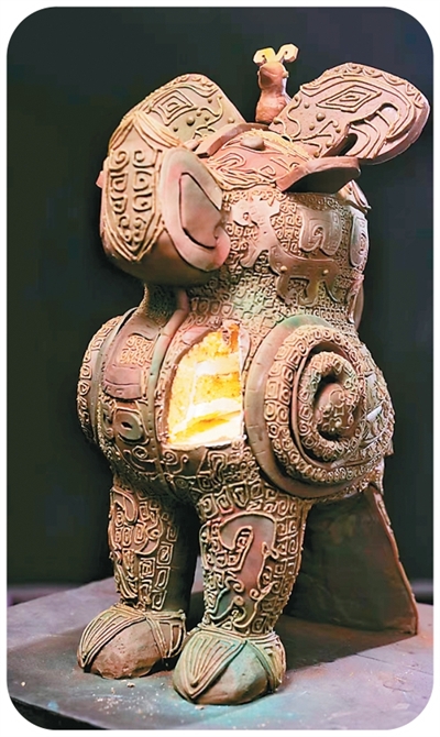 Foto memperlihatkan replika pencuci mulut kapal wain zun berbentuk gangsa yang digali daripada makam Fu Hao, iaitu jeneral wanita dan permaisuri diraja pertama China yang didokumenkan. (Foto ihsan individu yang diwawancara)