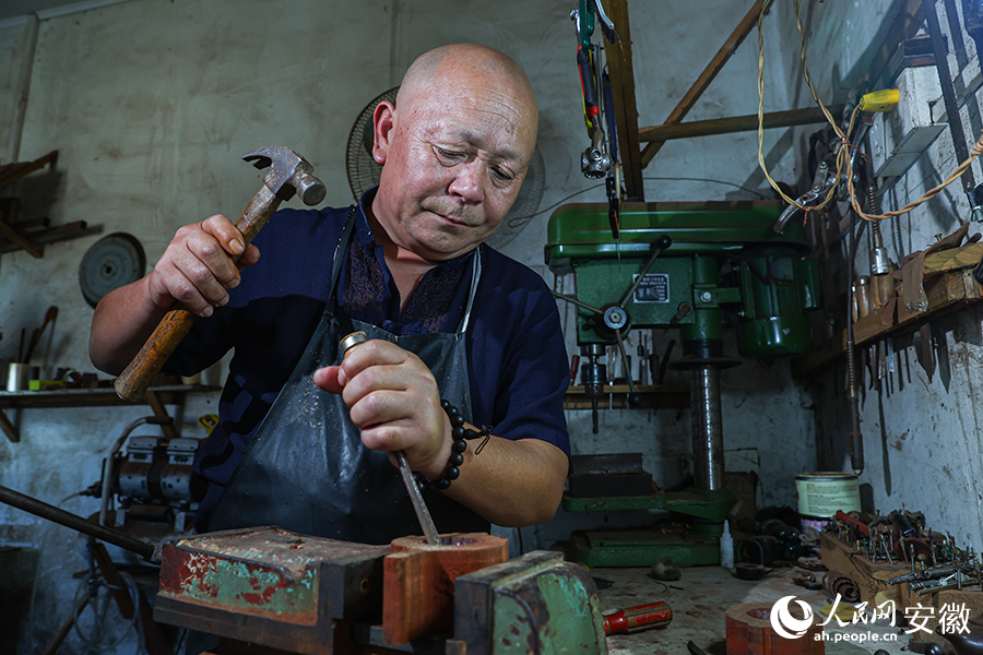 Gui Xue membuat teko teh kayu di kaunti Jingxian, bandar Xuancheng, Provinsi Anhui di timur China. (People’s Daily Online/Zhang Jun)