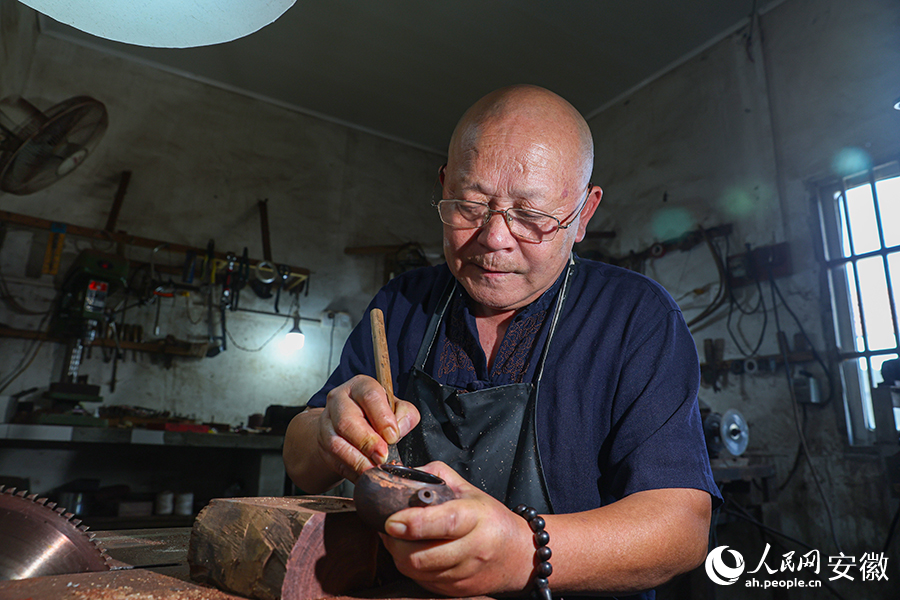 Gui Xue membuat teko teh kayu di kaunti Jingxian, bandar Xuancheng, Provinsi Anhui di timur China. (People’s Daily Online/Zhang Jun)