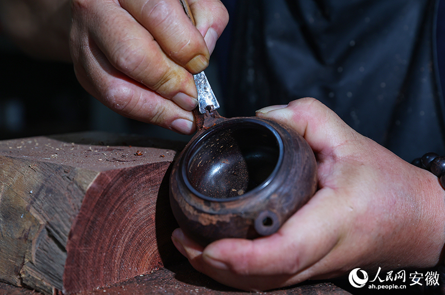 Gui Xue membuat teko teh kayu di kaunti Jingxian, bandar Xuancheng, Provinsi Anhui di timur China. (People’s Daily Online/Zhang Jun)
