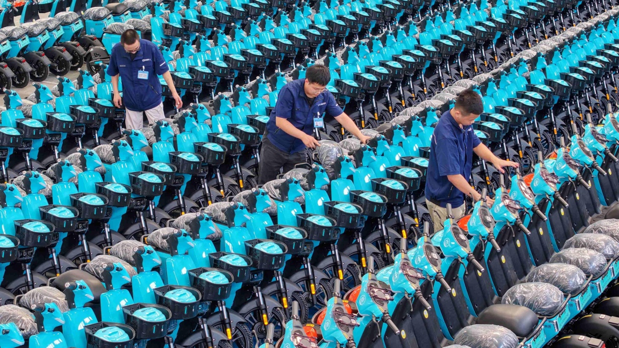 Motor kongsi yang dikuasakan hidrogen yang bakal dilancarkan di daerah Xindu, Chengdu, Provinsi Sichuan, di barat daya China.  (Foto oleh Li Xiangyu)