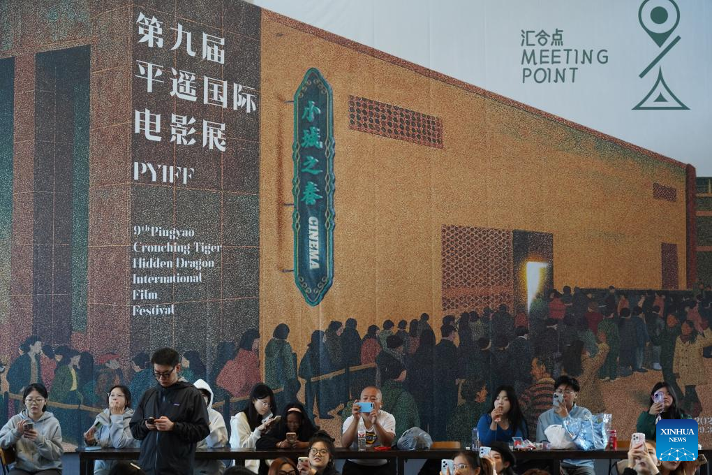 Pengunjung menunggu untuk pembukaan Festival Filem Antarabangsa Pingyao ke-9 di pekan purba Pingyao di Provinsi Shanxi, utara China pada 24 September 2025. (Xinhua/Chen Zhihao)