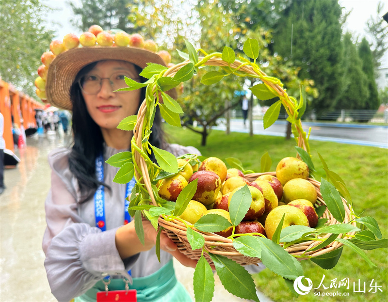 Setiausaha pertama kampung Fangling, perbandaran Xiahe, daerah Zhanhua, bandar Binzhou, Provinsi Shandong di timur China membantu dalam mempromosi buah bidara musim sejuk di acara utama pesta menuai petani China yang kelapan di bandar Zhoaoyuan, Provinsi Shandong, timur China. (People’s Daily Online/Qiao Shu)