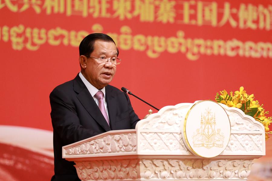Presiden Senat Kemboja, Samdech Techo Hun Sen merangkap pemangku ketua negara menyampaikan ucaptamanya di sebuah acara di Phnom Penh bagi meraikan ulang tahun ke-76 penubuhan Republik Rakyat China, pada 26 September 2025. (Sovannara/Xinhua)