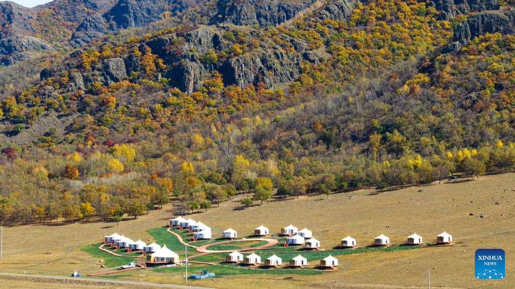 Foto dron bertarikh 28 September 2025 ini memaparkan pemandangan sebuah kawasan peranginan di Panji-panji Depan Sayap Kanan Horqin, Liga Hinggan, wilayah autonomi Mongolia Dalam, utara China. (Xinhua/Bei He)