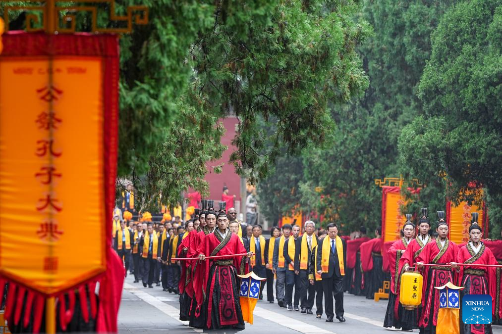 Satu acara diadakan bagi memperingati ulang tahun ke-2576 kelahiran ahli falsafah purba China Confucius di Qufu, provinsi Shandong, timur China, 28 September 2025. Qufu, kampung halaman Confucius, menganjurkan acara dalam dan luar talian pada Ahad bagi memperingati ulang tahun ke-2576 kelahiran ahli falsafah purba itu. (Xinhua/Zhu Zheng)