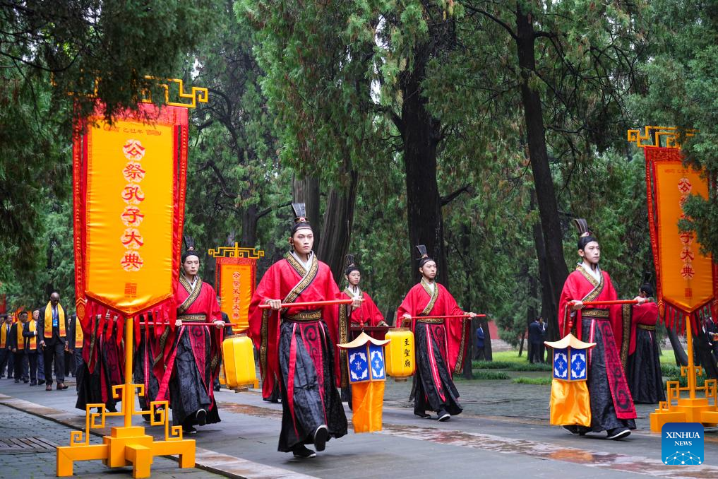 Satu acara diadakan bagi memperingati ulang tahun ke-2576 kelahiran ahli falsafah purba China Confucius di Qufu, provinsi Shandong, timur China, 28 September 2025. Qufu, kampung halaman Confucius, menganjurkan acara dalam dan luar talian pada Ahad bagi memperingati ulang tahun ke-2576 kelahiran ahli falsafah purba itu. (Xinhua/Zhu Zheng)