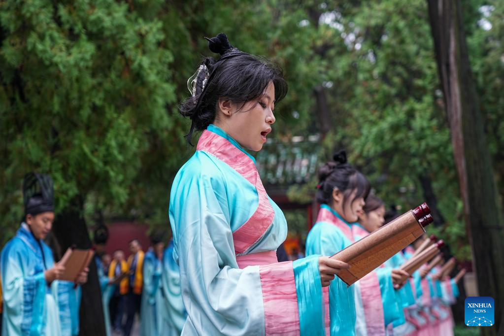 Hadirin membaca Analek Confiucius atau Lunyu dalam bahasa Cina, pada acara memperingati ulang tahun ke-2576 kelahiran ahli falsafah purba China Confucius di Qufu, provinsi Shandong, timur China, 28 September 2025. Qufu, kampung halaman Confucius, menganjurkan acara dalam dan luar talian pada Ahad bagi memperingati ulang tahun ke-2576 kelahiran ahli falsafah purba itu. (Xinhua/Zhu Zheng)