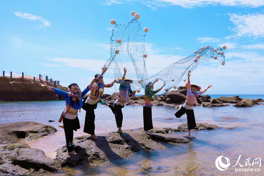 Wanita Hui’an menunjukkan cara untuk menjala di kaunti Hui’an, Provinsi Fujian di tenggara China. (People’s Daily Online/Li Weiyi)