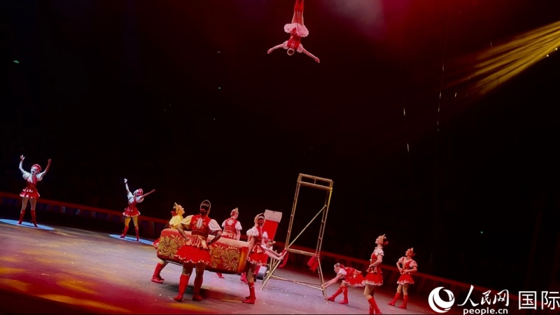 Ahli akrobat Rusia membuat persembahan pada upacara pembukaan Pesta Sarkas Antarabangsa Wuqiao China yang ke-20 di kaunti Wuqiao, Provinsi Hebei di utara China pada 28 September 2025. (People’s Daily Online/Wang Yuheng)