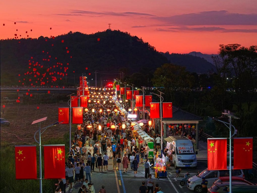 Foto dron menunjukkan kebanjiran pelancong di Pekan Shitang, Bandar Shangrao, Provinsi Jiangxi pada 6 Oktober. (Foto/Xinhua)