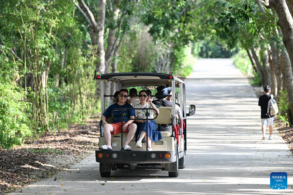 Pelancong melawat Taman Tanah Lembap Negara Haiwei di Kaunti Autonomi Li Changjiang di Provinsi Hainan, selatan China, pada 3 Oktober 2025. (Xinhua/Pu Xiaoxu)