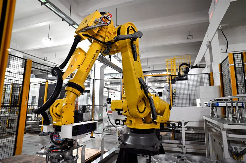 Lengan robotik beroperasi di bandar Ganzhou, provinsi Jiangxi. (Foto/People's Daily Online)