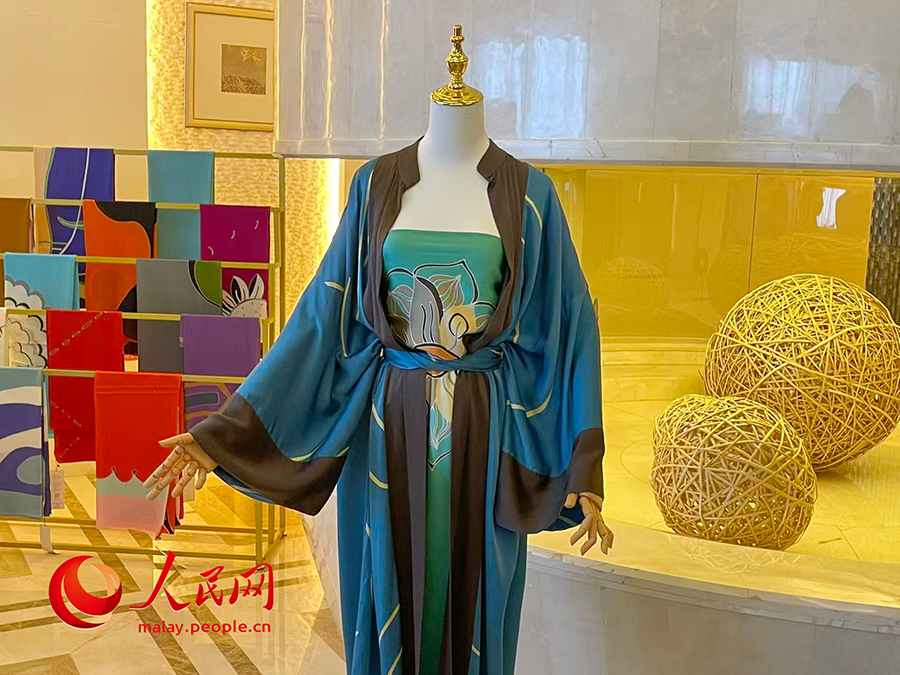 Antara koleksi produk batik yang diilhamkan daripada Istana Musim Panas. (People's Daily Online/Wang Jing)