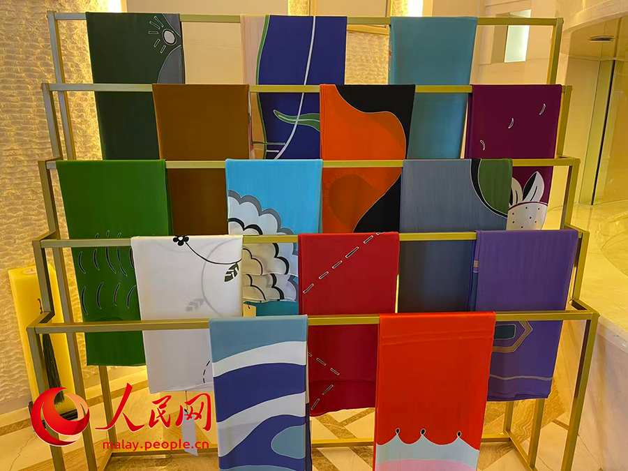 Antara koleksi produk batik yang diilhamkan daripada Istana Musim Panas. (People's Daily Online/Wang Jing)