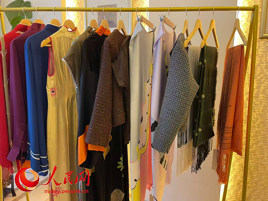 Antara koleksi produk batik yang dipaparkan. (People's Daily Online/Wang Jing)