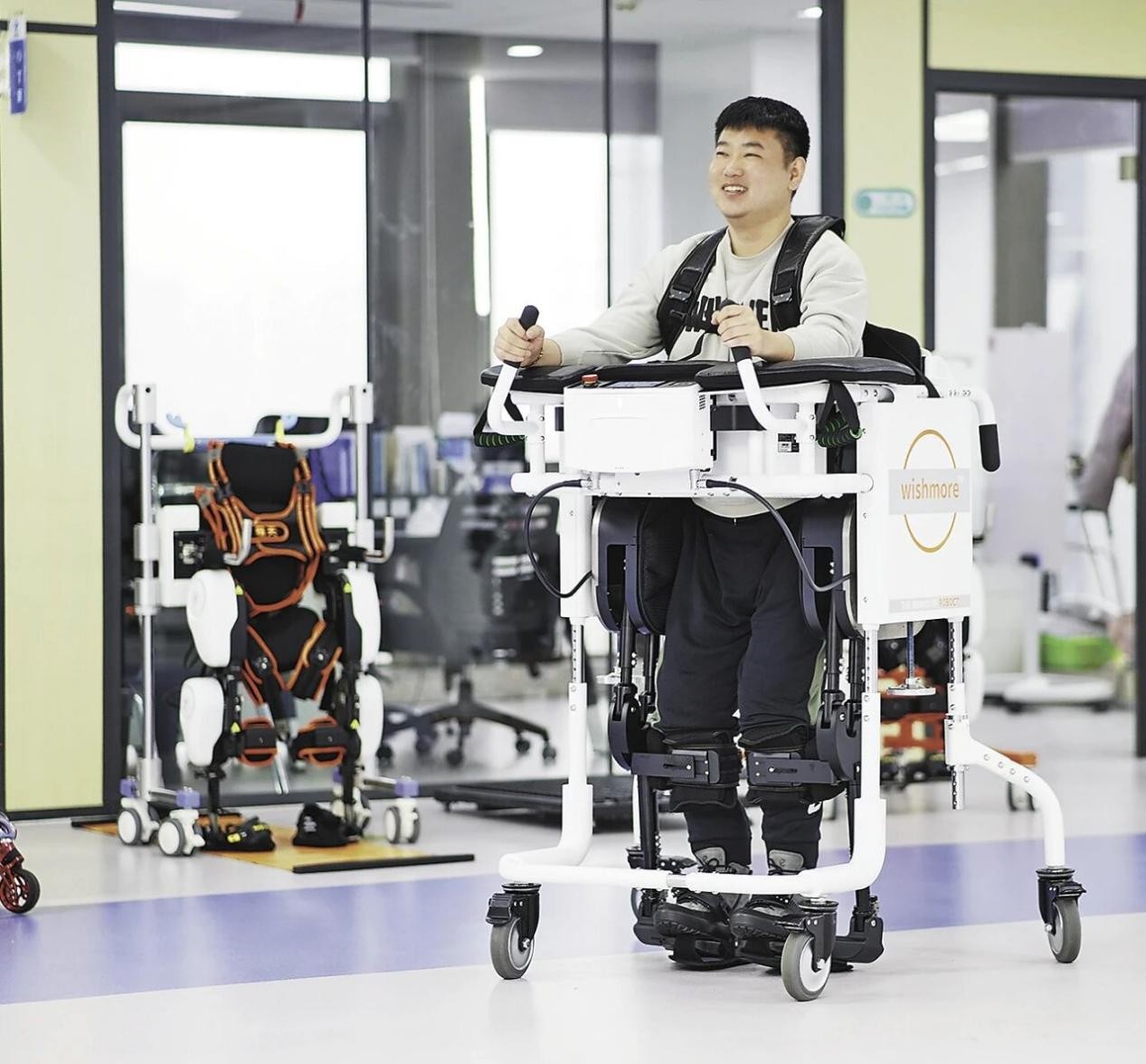 Nie Peng menyertai latihan rehabilitasi dengan robot eksorangka. (Foto oleh Wang Yang)