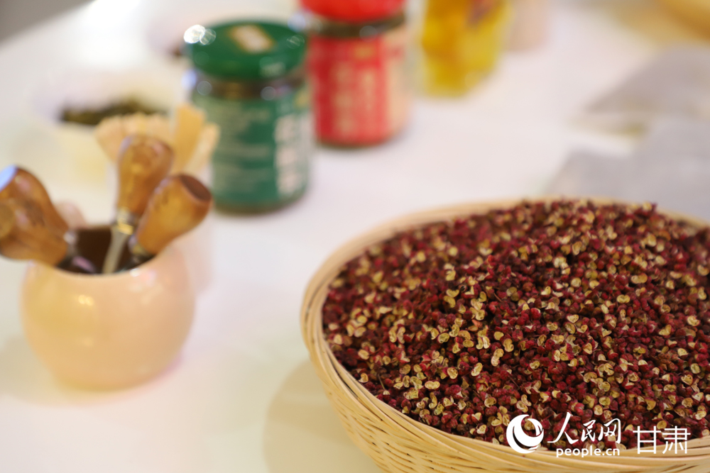 Foto memperlihatkan lada Sichuan yang dihasilkan di daerah Wudu, bandar Longnan, Provinsi Gansu di barat daya China. (People’s Daily Online/Shao Lan)