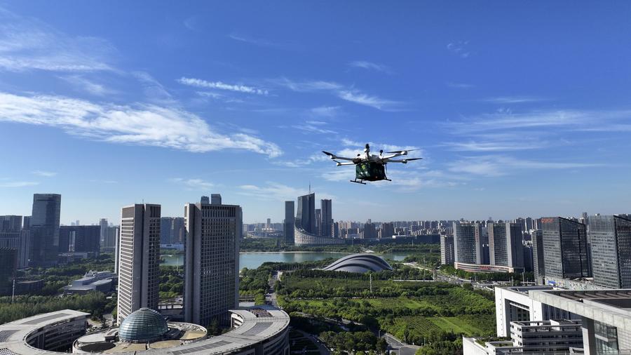 Foto sudut udara bertarikh 20 Ogos 2025 ini memperlihatkan sebuah dron sedang menghantar sebuah bungkusan di Daerah Shushan, bandar Hefei, Provinsi Anhui, timur China.