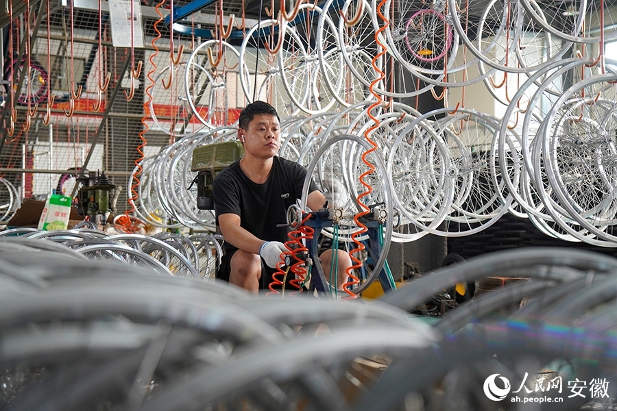 Seorang pekerja sedang membuat bahagian basikal di sebuah bengkel di taman industri basikal di kaunti Wuhe, bandar Bengbu, Provinsi Anhui di timur China. (People’s Daily Online/Chen Ruotian)