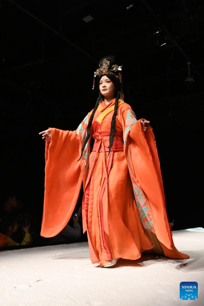 Foto seorang aktres sedang membuat persembahan semasa pementasan drama ‘Encore Dunhuang’ di Provinsi Gansu, barat laut China pada 15 Oktober 2025. (Xinhua/Fan Peishen)