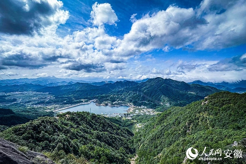 Foto memperlihatkan pemandangan loji hidrokuasa simpanan terpam Jixi di pekan Fuling, kaunti Jixi, Provinsi Anhui di timur China. (People’s Daily Online/Li Ximeng)