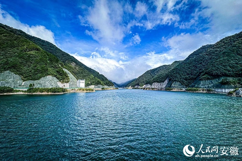 Foto memaparkan takungan atasan loji hidrokuasa simpanan terpam Jixi di pekan Fuling, kaunti Jixi, Provinsi Anhui, di timur China. (People’s Daily Online/Li Ximeng)