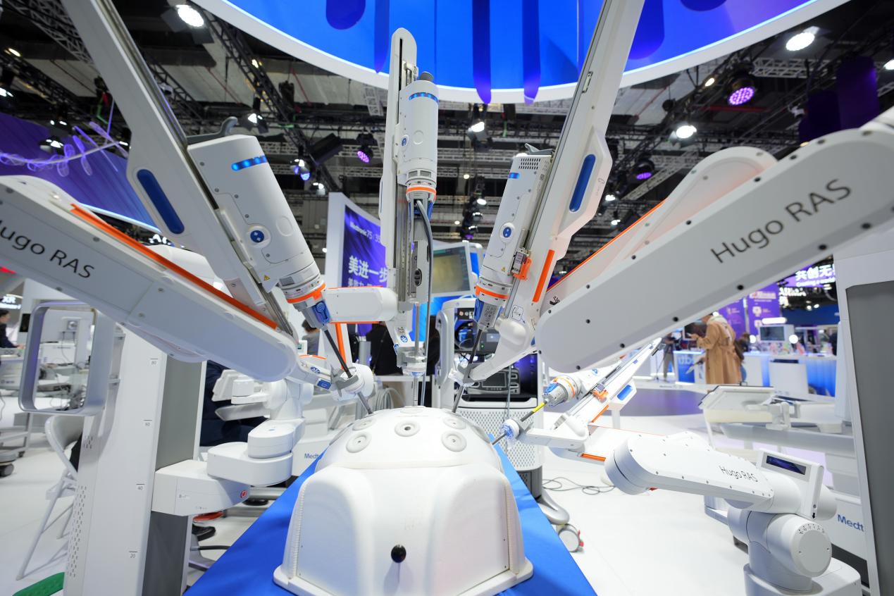 Sistem pembedahan yang dibantu robot pembedahan Hugo RAS yang dibangunkan oleh Medtronic dipamerkan semasa CIIE ke-8 pada 8 November 2024. (Foto oleh Tang Ke)