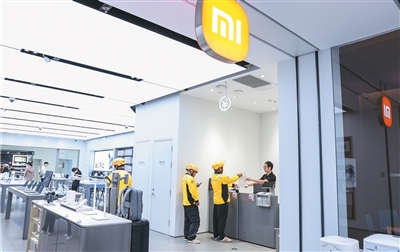 Foto penghantar memungut barangan dari kedai untuk memenuhi pesanan runcit segera. (Foto ihsan individu yang diwawancara)