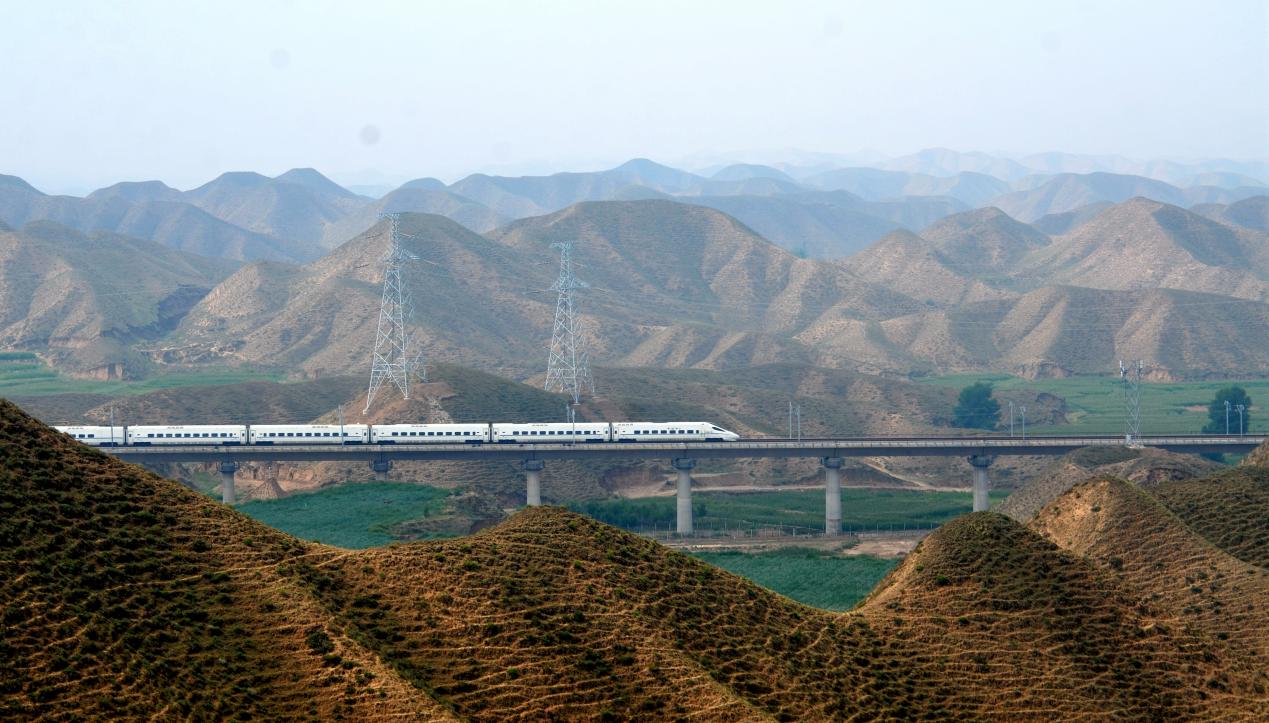 Sebuah kereta api laju merentasi landskap Gobi yang luas di perbandaran Zhongchuan, Kawasan Baru Lanzhou, Provinsi Gansu di barat laut China, pada 3 Ogos 2025. (Foto oleh Geng Xu)