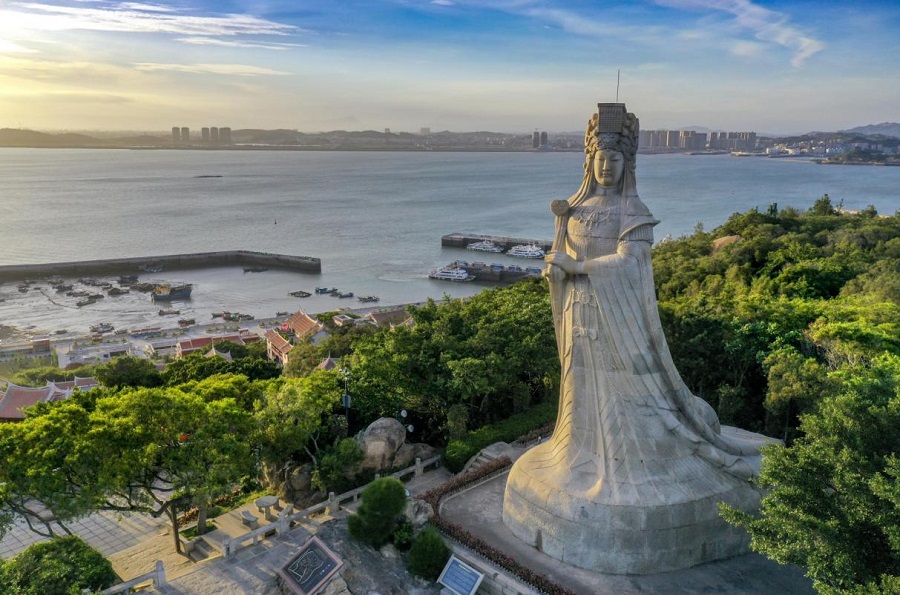Patung Mazu di Pulau Meizhou, Putian. (Gambar ihsan Kawasan Peranginan Pelancongan Nasional Pulau Meizhou)