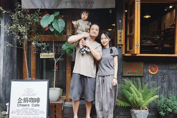 Xu Chao, Huang Danying dan anak mereka bergambar di hadapan kafe mereka di pekan Xinshi, kaunti Deqing, bandar Huzhou, Provinsi Zhejiang di timur China. (Foto ihsan individu yang diwawancara)
