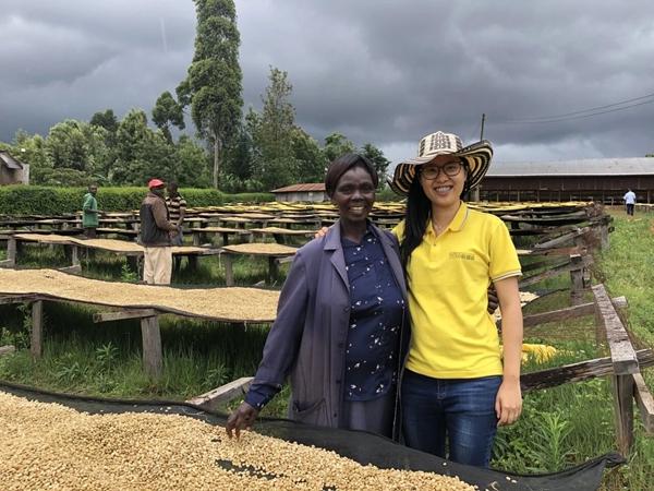 Li Minting (kanan) bergambar dengan penduduk tempatan di sebuah estet kopi. (Foto ihsan individu yang diwawancara)