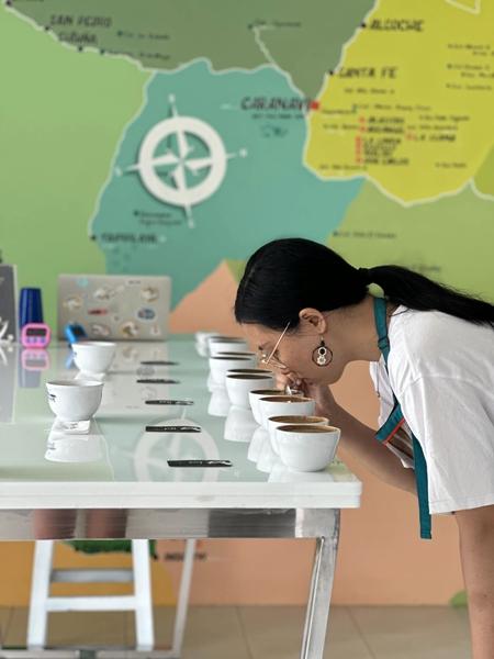 Li Minting, pemburu biji kopi sedang menilai kualiti kopi menggunakan ujian pencawanan. (Foto ihsan individu yang diwawancara)