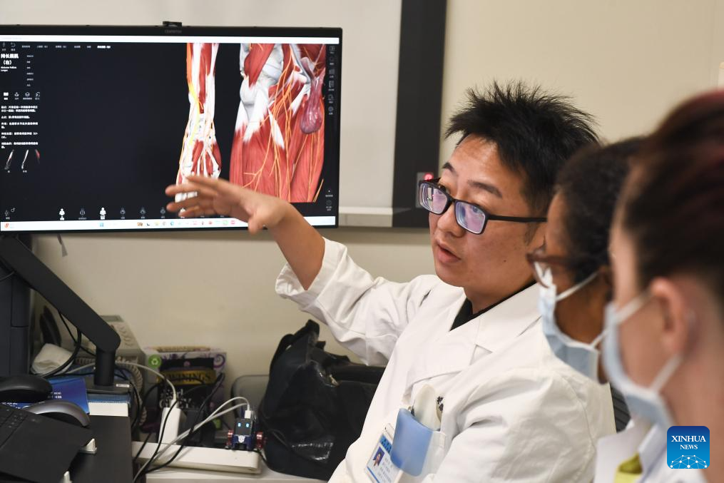 Seorang doktor memperkenal TCM kepada pelatih perubatan dari serata China di sebuah hospital di Nanjing, Provinsi Jiangsu, di timur China pada 22 Oktober 2025. (Xinhua/Yang Suping)