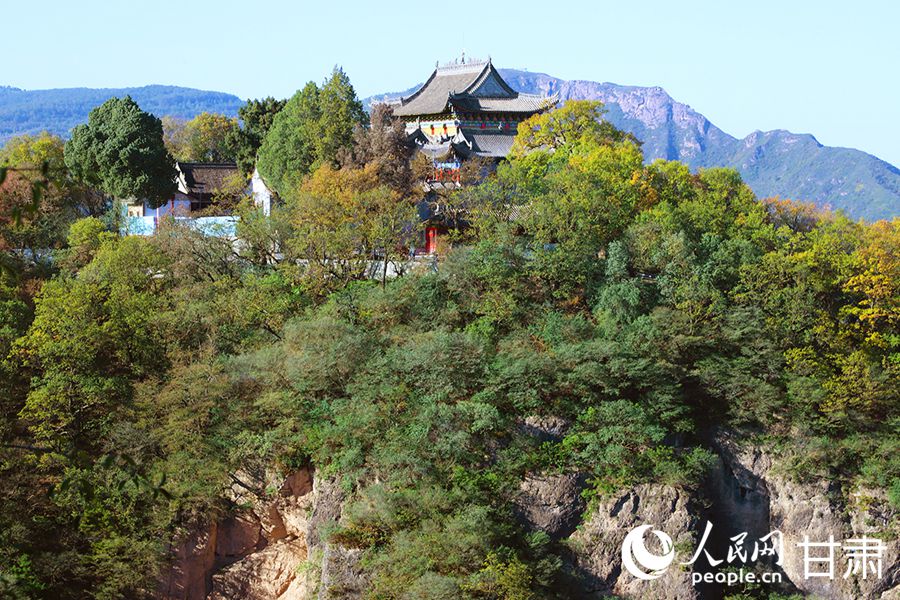 Foto menunjukkan pemandangan musim luruh di kawasan pemandangan Gunung Kongtong di bandar Pingling, Provinsi Gansu, barat laut China. (People’s Daily Online/Mi Yuan)