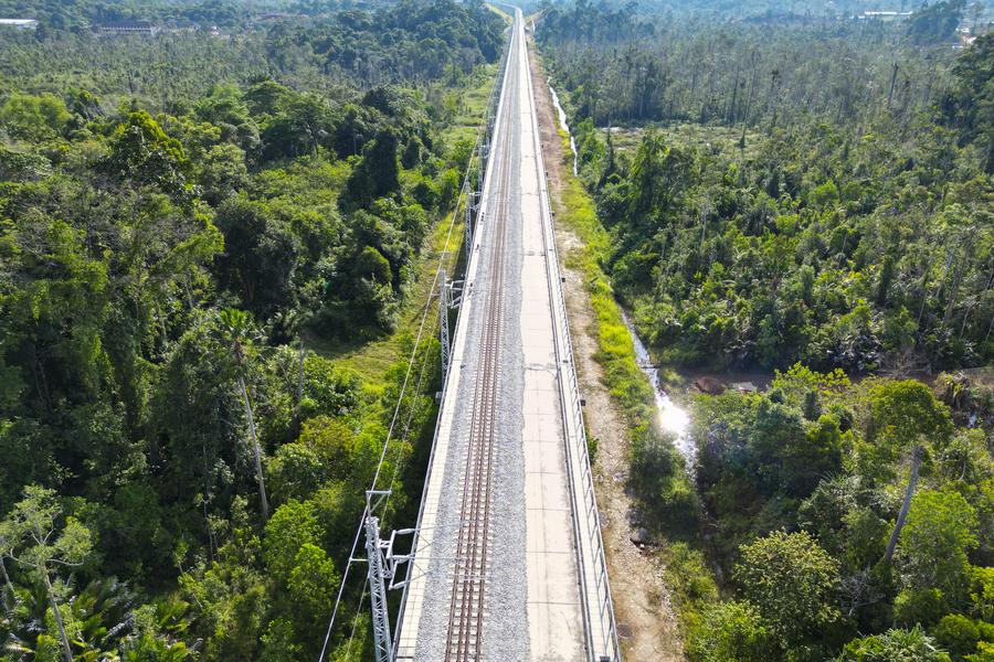 Foto sudut udara bertarikh 10 Oktober 2025 ini memperlihatkan pemandangan hutan hujan dibelah oleh laluan kereta api projek Laluan Rel Pantai Timur (ECRL) di Pahang, Malaysia. (Xinhua)