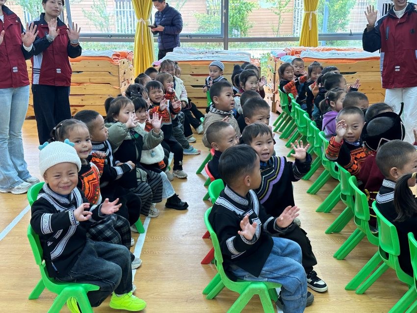 Kanak-kanak di sebuah tadika di kaunti Zhaojue, Kawasan Autonom Yi Liangshan, Provinsi Sichuan barat daya China, menyambut delegasi media dari rantau Asia-Pasifik. (Foto oleh Zhang Yuxin)