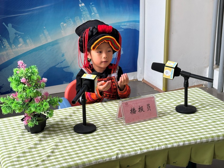 Seorang pembaca cilik membaca cerpen di sebuah tadika di kaunti Zhaojue, Kawasan Autonom Yi Liangshan, Provinsi Sichuan barat daya China, menyambut delegasi media dari rantau Asia-Pasifik. (Foto oleh Zhang Yuxin)