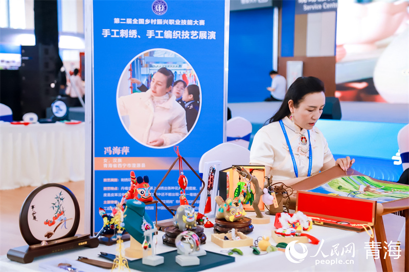Artisan muda mempamerkan sulaman kulit Danga’er di sebuah pertandingan kemahiran. (People’s Daily One/Ma Kexin)
